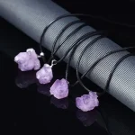 Hochwertige Amethyst-Ohrringe und Halskette.