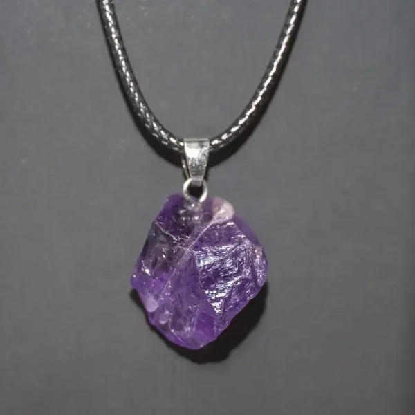 Anhänger mit rohem Amethyst-Kristall an silberner Kette, naturbelassenes Edelstein-Design, ideal für Schmuckliebhaber und Kristall-Sammler.