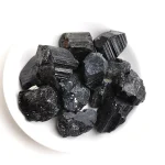 Natürliche schwarze Turmalin Rohsteine, unpoliert, auf weißem Hintergrund, ideal für Mineralien- und Kristallsammler, wissenschaftliche Dekorationen oder spirituelle Praktiken.