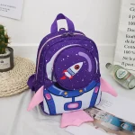 Bunter Kinder-Rucksack mit Weltraum-Motiv, Rakete und Planeten, ideal für den Schulranzen oder Freizeit, in leuchtenden Farben und kindgerechtem Design.