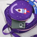 Rucksack mit Weltraummotiv, Rakete und Sternen, ideal für Kinder, mit Platz für Schulmaterial und Smartphone.