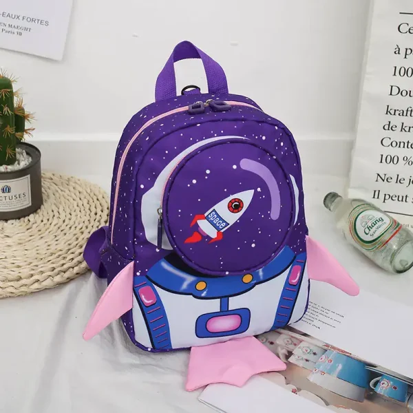 Bunter Kinder-Rucksack mit Weltraum-Motiv, Rakete und Planeten, ideal für den Schulranzen oder Freizeit, in leuchtenden Farben und kindgerechtem Design.