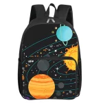 Rucksack mit Weltraum-Design, zeigt Planeten, Sterne und Sonnen, ideal für Wissenschafts- und Astronomie-Enthusiasten.