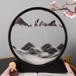 Künstliche Berg- und Wasserlandschaft in einem runden Rahmen, inspiriert von traditionellen chinesischen Landschaftsmalereien, auf einem schwarzen Sockel präsentiert.