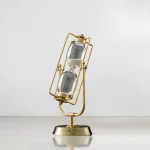 Stilvolle Sanduhr mit goldfarbenem Rahmen und klaren Glaskörpern, ideal als wissenschaftliche Dekoration oder Geschenk.