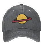 Grauer Baseball-Cap mit gelber Sonne und rotem Ring, modisches Accessoire für Wissenschafts- und Astronomie-Fans.