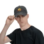 Junge trägt einen schwarzen Baseballcap mit Planet-Design, passend für Wissenschafts- und Astronomie-Enthusiasten.