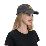 Damen trägt eine schwarze Baseballkappe mit einem NASA-Logo, ideal für Wissenschafts- und Raumfahrtfans. Perfekt für Freizeit und wissenschaftliche Veranstaltungen.