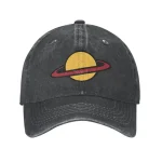 Schwarze Baseballkappe mit gelbem Planeten und rotem Ringsystem, modisches Accessoire für Wissenschafts- und Astronomie-Enthusiasten.