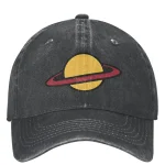 Schwarze Baseballkappe mit gelbem Sonnenplanet-Design und rotem Ring, modisches Accessoire für Science-Fans.