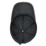 Innenansicht eines schwarzen Baseballcaps, zeigt die Struktur und Nähte des Innenbereichs. Perfekt für Sammler und Modebegeisterte, die sich für sportliche Accessoires interessieren.