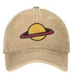 Beige Baseballcap mit Planet Saturn Design, ideal für Science-Fans und Astronomie-Enthusiasten.