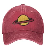 Rote Baseballkappe mit gelbem Planeten- und Ringsymbol, modisches Accessoire für Wissenschafts- und Astronomie-Enthusiasten.