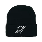 Schwarze Mütze mit weißem Planeten- und Sternenmotiv, ideal für Science-Fans und Astronomie-Liebhaber. Perfekt für kalte Tage und zeigt Ihre Begeisterung für das Weltall.