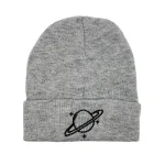Graue Beanie mit planetarem Design, ideal für Wissenschafts- und Astronomie-Enthusiasten, modisch und bequem.