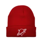 Rote Beanie-Mütze mit Weltraum-Design, Planet und Sternen, modisches Accessoire für Wissenschafts- und Astronomie-Liebhaber.