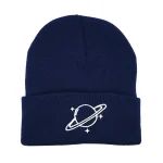 Dunkelblaue Strickmütze mit weißem Planeten- und Sternen-Design, ideal für Wissenschafts- und Astronomie-Fans.