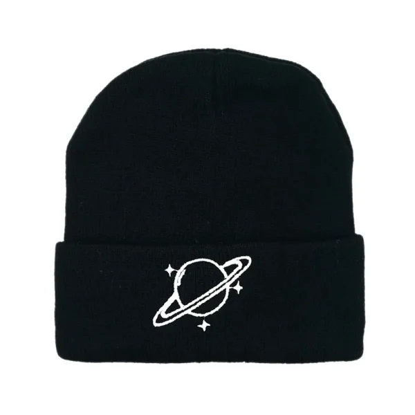 Schwarze Mütze mit weißem Planeten- und Sternenmotiv, ideal für Science-Fans und Astronomie-Liebhaber. Perfekt für kalte Tage und zeigt Ihre Begeisterung für das Weltall.