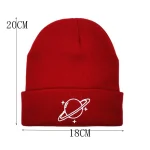 Rote Mütze mit Weltraum-Design, Planet und Sternen, ideal für Astronomie-Fans, 20x18 cm.