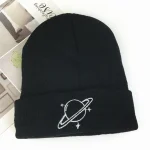 Schwarze Beanie mit Planet- und Sternen-Design, ideal für Wissenschafts- und Astronomie-Fans, modisches Accessoire für kalte Tage.