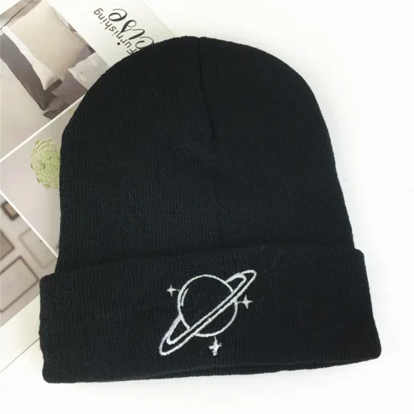Schwarze Beanie mit Planet- und Sternen-Design, ideal für Wissenschafts- und Astronomie-Fans, modisches Accessoire für kalte Tage.