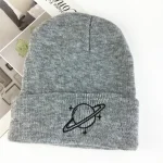 Grauer Beanie mit Weltraum-Planet-Design, ideal für Astronomie- und Wissenschaftsbegeisterte, modisches Accessoire für kalte Tage.