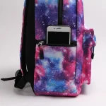 Rucksack mit Galaxie-Motiv und Smartphone-Tasche, ideal für Schule und Freizeit, auffälliges Design in bunten Farben.