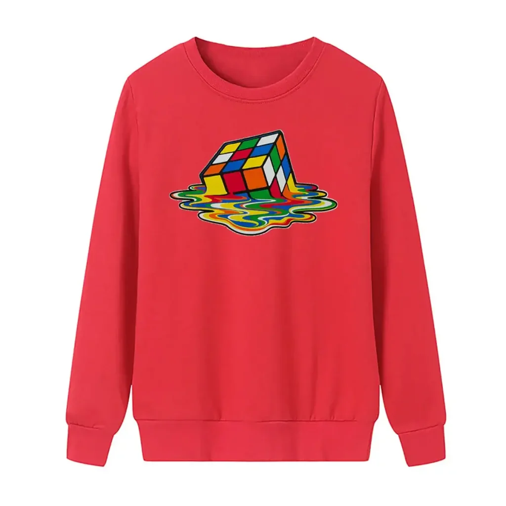 Roter Pullover mit einem Rubik's Cube, der in Wasser zu tauchen scheint, auf weißem Hintergrund.