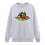 Graues Sweatshirt mit buntem Rubik's Cube Motiv, das auf der Vorderseite abgebildet ist, ideal für Science-Fans und Trendsetter.