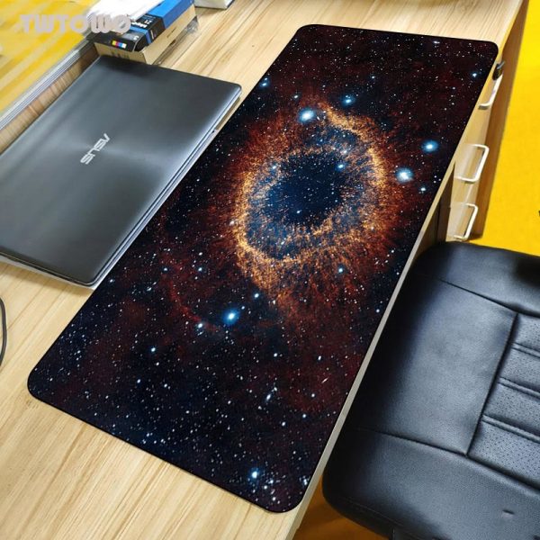 Tischdecke mit einem detaillierten Bild des Weltraums, zeigt eine Galaxie mit Sternen und Nebeln, ideal für wissenschaftliche Dekorationen und Raumfahrt-Enthusiasten.