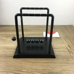 Klassisches Newtons Kugel-Experiment zur Demonstration der Schwerkraft und Energieübertragung, ideal für Wissenschaftsdekorationen und Lernzwecke.