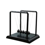 Newton-Wiege mit Kugeln, physikalisches Experiment, Wissenschaftsdekoration.