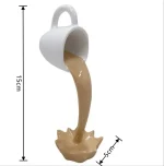 Kleine weiße Tasse, aus der brauner Kaffee fließt, als dekoratives wissenschaftliches Kunstobjekt.