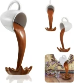 Dekorative Tasse, die wie ein Wasserfall aus Schokolade aussieht, mit fließender Schokolade, die in eine Schale tropft, ideal für Kaffeeliebhaber und als originelles Geschenk.