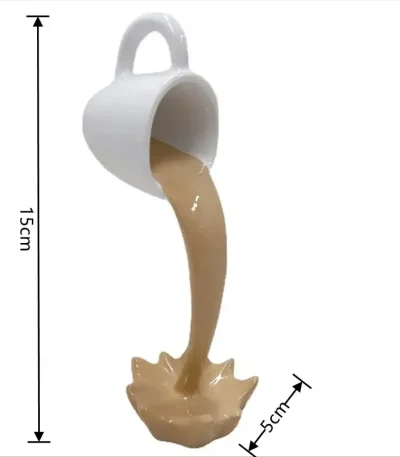 Kleine weiße Tasse, aus der brauner Kaffee fließt, als dekoratives wissenschaftliches Kunstobjekt.