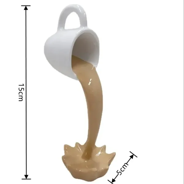 Kleine weiße Tasse, aus der brauner Kaffee fließt, als dekoratives wissenschaftliches Kunstobjekt.