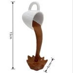 Kleine weiße Kaffeetasse, aus der braune Schokoladensauce in Form eines fließenden Stroms und einer Pfütze darunter fließt, auf weißem Hintergrund.