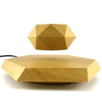 Geometrisches Holzobjekt mit facettiertem Design, ideal für wissenschaftliche Dekorationen oder moderne Inneneinrichtung.