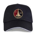 Schwarze Baseballkappe mit sowjetischem Raumfahrt-Logo, das eine Rakete, Hammer und Sichel sowie die Abkürzung CCCP zeigt.