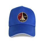 Blaues Baseballcap mit sowjetischem Raumfahrt-Logo, das eine Rakete und die Abkürzung "CCCP" zeigt. Perfekt für Science-Fans und Raumfahrtenthusiasten.