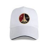 Weißer Baseballcap mit sowjetischem Raumfahrt-Logo, das eine Rakete, Hammer und Sichel sowie die Abkürzung "CCCP" zeigt.