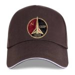 Vintage Raumfahrt-Mütze mit sowjetischem Emblem, Symbol für die Raumfahrtgeschichte der Sowjetunion, ideal für Sammler und Science-Fiction-Fans.