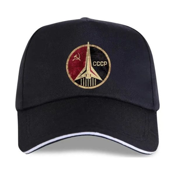 Schwarze Baseballkappe mit sowjetischem Raumfahrt-Logo, das eine Rakete, Hammer und Sichel sowie die Abkürzung CCCP zeigt.
