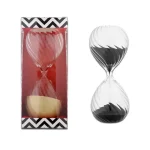 Dekorative Sanduhr aus Glas mit schwarzem und weißem Muster, ideal für wissenschaftliche Dekorationen und moderne Inneneinrichtung.