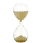 Sanduhr aus Glas mit beige-weißen Sand, ideal als Dekoration oder wissenschaftliches Lehrmaterial.