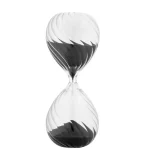 Elegante Sanduhr aus transparentem Glas mit schwarzem und weißem Sand, ideal für wissenschaftliche Dekorationen und moderne Inneneinrichtung.