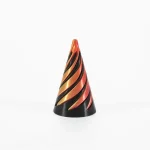Höhenverstellbarer Spiral-Dekorationsartikel in Schwarz, Rot und Gold.