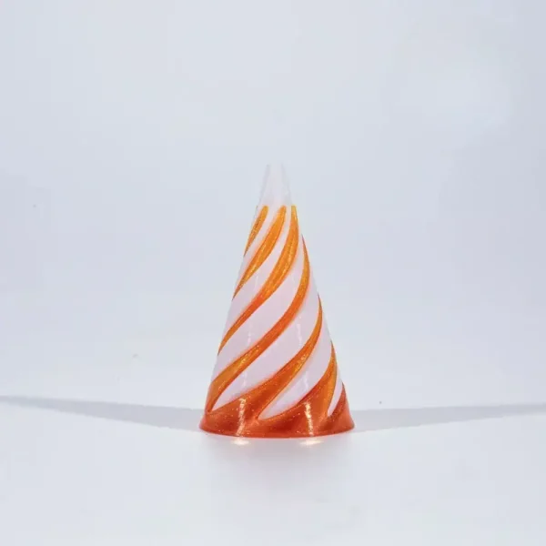 Nahaufnahme eines kleinen, transparenten Konus mit orange-weißen Streifen, der auf weißem Hintergrund steht, geeignet für wissenschaftliche Dekorationen.
