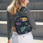 Rucksack mit Weltraum-Motiv, Planetenkreisen und Sternen, ideal für Kinder, modisches Schulaccessoire.