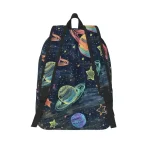 Rucksack mit Weltraum-Motiv, zeigt bunte Planeten, Sterne und Galaxien auf dunklem Hintergrund, ideal für Science-Fans und Schüler.